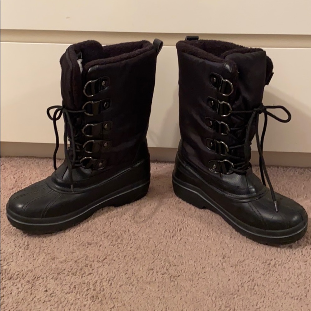 Black snow boots